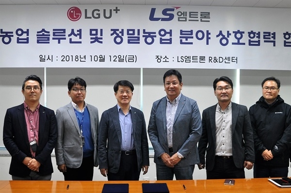 LG유플러스가 지난 12일 LS엠트론과  ‘스마트 농업 솔루션 및 정밀농업 서비스 구축’ 추진을 내용으로 하는 협력 양해각서(MOU)를 교환했다고 14일 밝혔다. 사진=LG유플러스