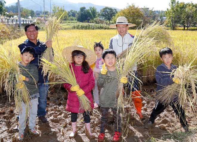 13일 1사 1촌 활동에 참여한 아시아나항공 김이배 경영관리 본부장(왼쪽 다섯 번째) 그리고 임직원과 자녀들이 고구마를 수확한 후 기념 촬영을 하고 있다. 사진=아시아나항공 
