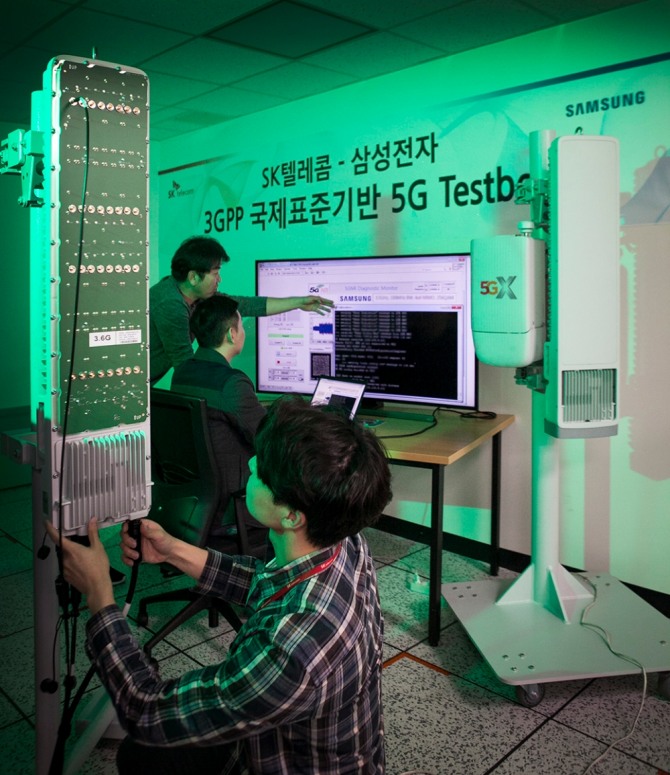 SK텔레콤과 삼성전자는 15일 SK텔레콤 분당사옥 5G 테스트베드에서 5G상용 장비로 ‘퍼스트콜’에 성공했다고 밝혔다.