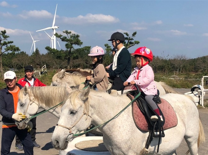 연수에 참가한 가족들이 제주 가시리 마을에서 함께 조랑말 체험을 즐기고 있다. 사진=한국농어촌공사