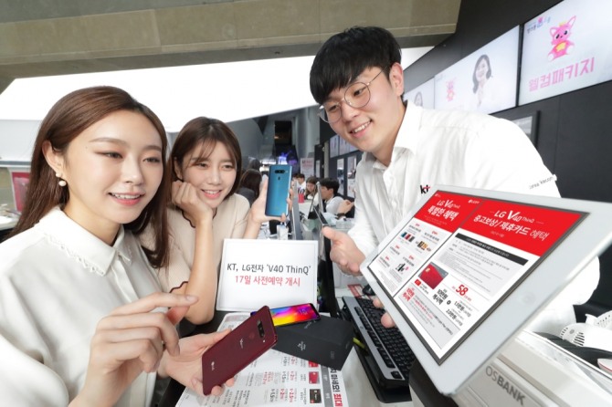 KT가 오는 17일부터 전국 KT매장과 공식 온라인채널 KT Shop에서 LG전자 플래그십 모델 ‘V40 씽큐’ 사전예약을 진행한다고 밝혔다.