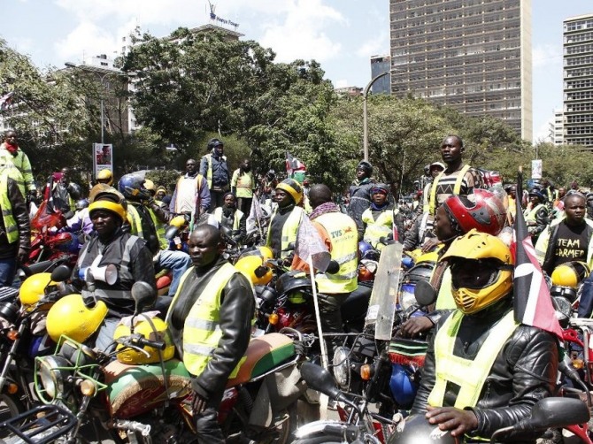 케냐의 거리에는 자동차를 이용한 택시에 비해 요금이 매우 저렴한 '보다보다(Boda Boda)'라고 불리는 오토바이 택시가 넘쳐나고 있다.