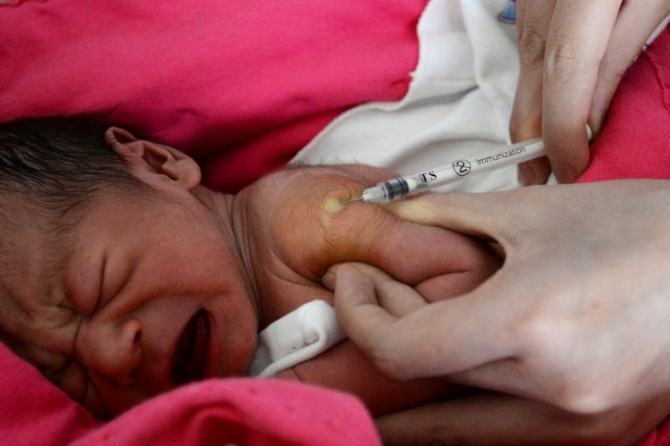 중국의 한 병원에서 신생아 1명이 백신을 접종받고 있다. 사진=뉴시스