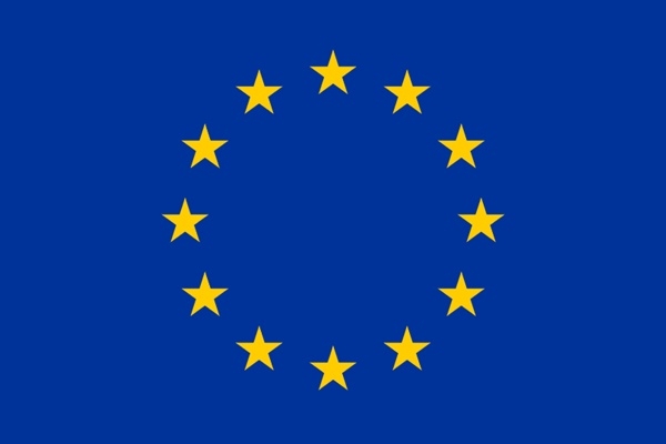 구글은 유럽연합으로부터 43억4000만달러의 비경쟁적 행위에 대한 과징금을 부과받은 지 3개월 만에 유럽 각국에 출시될 안드로이드OS기반 스마트기기에 대해 구글앱 선탑재료를 받겠다는 입장을 밝혔다. 사진은 유럽연합 기 (사진=위키피디아)
