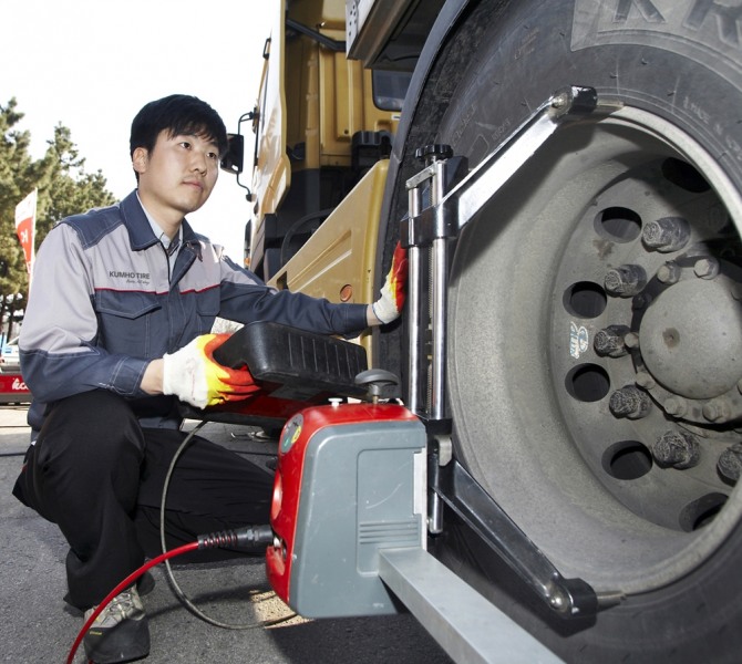 금호타이어(대표 김종호)는 18일부터 이틀간 전국 주요 고속도로 휴게소에서 대형 트럭 및 버스를 대상으로 타이어 무상점검 서비스 및 안전운행 캠페인을 실시한다. /금호타이어=제공