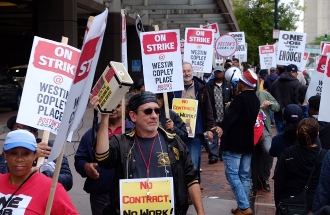 미국 메리어트호텔에서 일하는 직원들이 메리어트에 노동조건 개선을 요구하며 거리로 나섰다. 사진='유나이트 히어' 트위터 캡처 