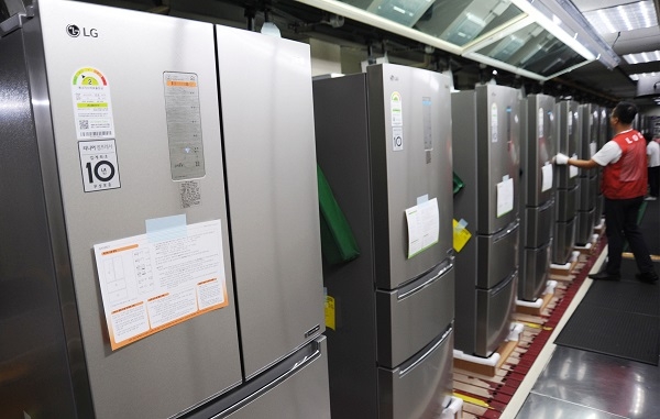 LG전자 직원이 18일 경남 창원시에 있는 냉장고 생산라인에서 LG 디오스 김치톡톡 스탠드형 모델을 생산하고 있다. 사진=LG전자.