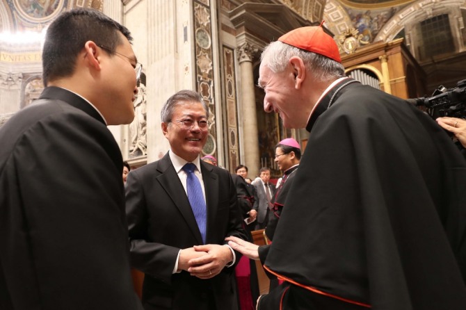 대한민국 대통령으로는 처음으로 교황청에서 연설을 마친 문재인 대통령이 국무위원장과 인사를 나누고 있다. 사진=뉴시스