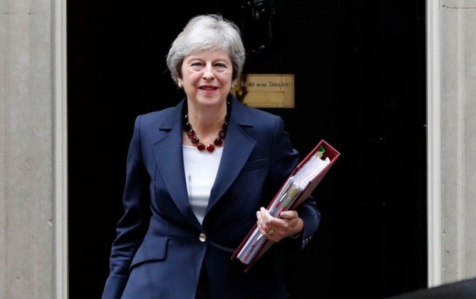 테리사 메이 영국 총리가 17일(현지 시간) 의회에서 열리는 주례 회의를 하기 위해 런던 다우닝가 10번지 관저를 나서고 있다. 사진=뉴시스