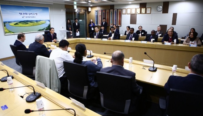 한국농어촌공사는 18일 본사에서 주한 외교사절단을 대상으로 '한국 공공행정 우수사례를 설명하고 있다. 사진=한국농어촌공사