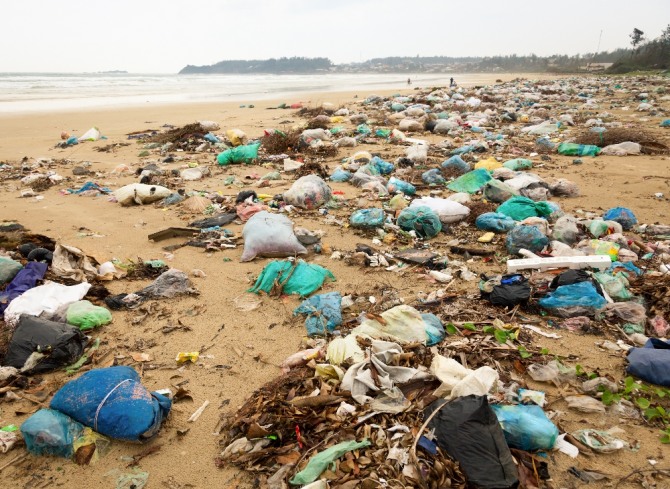 바다로부터 밀려든 폐기물들이 해안가를 뒤덮고 있다. 자료=글로벌이코노믹