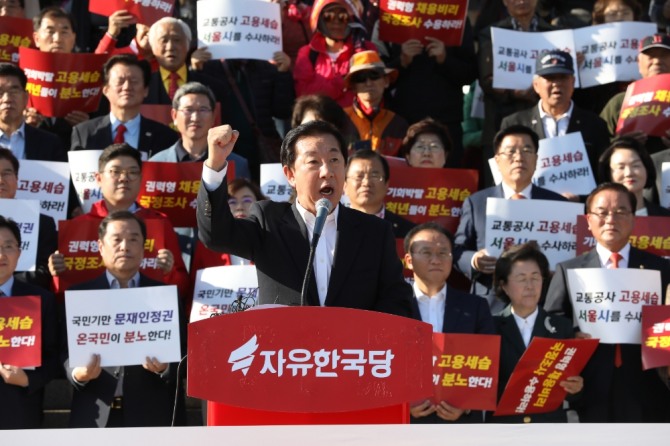  21일 오후 서울 여의도 국회 앞에서 김성태 자유한국당 원내대표가 가짜일자리·고용세습 규탄을 외치고 있다. 사진=뉴시스