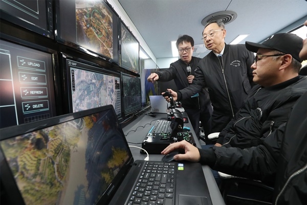 지난 19~20일 강원도 원주 KT그룹인력개발원에서 열린 ‘2018 KT그룹 임원 워크숍’에서 황창규(왼쪽 두 번째) 회장이 스카이십 플랫폼을 체험하고 있다.(사진=KT)