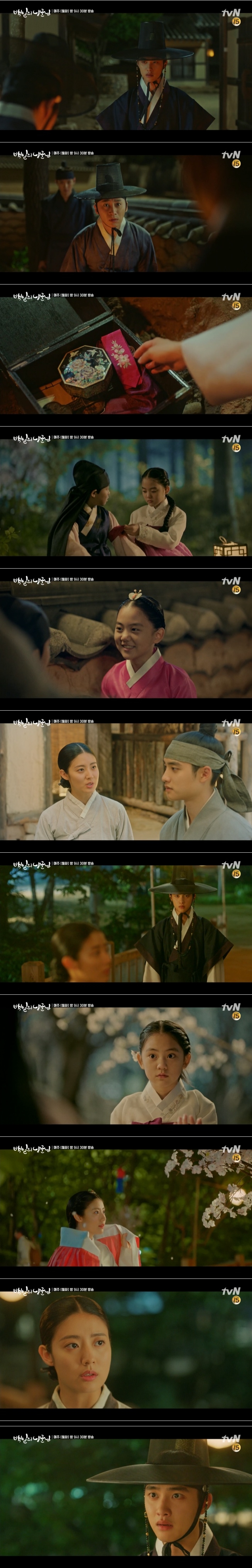 22일 방송된 tvN 월화드라마 '백일의 낭군님' 13회에서는 왕세자 이율(원득, 도경수)이 홍심(남지현)이 바로 첫사랑 윤이서(아역 허정은)임을 기억하는 충격 엔딩이 그려졌다. 사진=tvN 방송 캡처