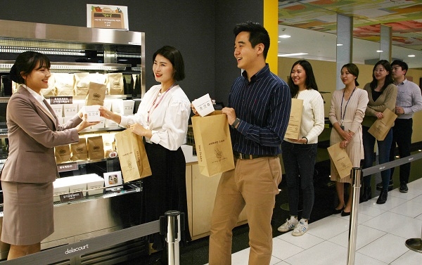 수원 '삼성 디지털시티' 사내 식당에서 임직원들이 테이크아웃 음식이 담긴 재생종이 봉투를 들고 있다. 사진=삼성전자. 