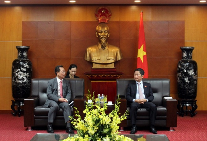 김종갑 한전 사장(왼쪽)과 쩐 뚜엉 아잉 베트남 산업통상부 장관(오른쪽)이 에너지사업 협력 강화를 위한 면담을 나누고 있다. 사진=한국전력