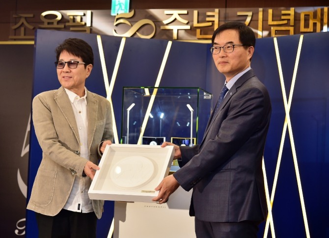 23일 한국조폐공사(사장 조용만 이하, 공사)가 서울 소공동 롯데호텔에서 ‘가왕(歌王) 조용필 50주년 기념메달’을 공개했다. 사진=박상후 기자.