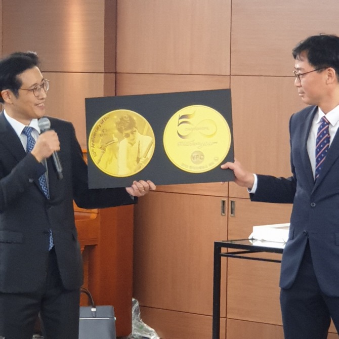 ‘조용필 50주년 기념메달’의 앞면에는 조용필이 공연하는 모습을 시그니처인 기타‧마이크‧선글라스와 함께 담았고, 뒷면에는 위조방지를 위한 잠상과 50주년 기념 엠블렘을 새겼다. 사진=박상후 기자.