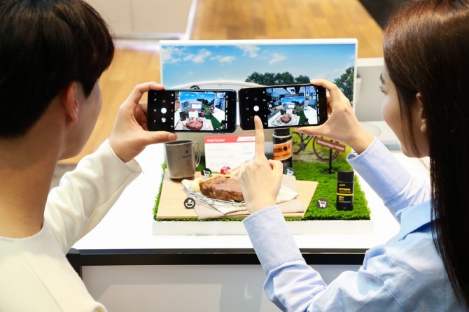 삼성전자가 갤럭시 스마트폰 최초로 트리플 카메라를 탑재한 영 프리미엄 스마트폰 ‘갤럭시 A7’을 23일 국내에 출시한다.