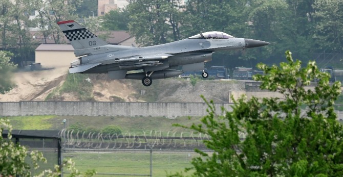 지난 주 벨기에에서 화재사고가 일어난 F-16 전투기와 동종 기종. 사진=뉴시스 