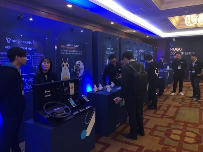 SK텔레콤은 24일 서울 삼성동 인터컨티넨탈호텔에서 AI 오픈 플랫폼 ‘누구 디벨로퍼스’의 기술 및 활용법 등을 공개하는 ‘누구 컨퍼런스 2018’을 개최했다. 사진 = 표진수 기자