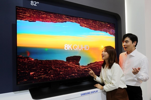 삼성디스플레이 신입사원들이 'IMID 2018'에 전시된 자사의 8K LCD 제품을 관람하고 있다. 사진=삼성디스플레이.