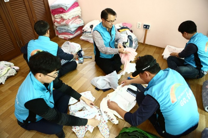 지역 영아원에서 임직원들이 사회공헌 활동을 하고 있다. 사진=한국농어촌공사