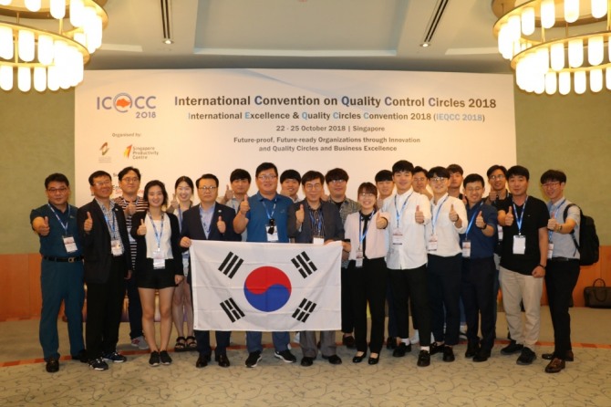 10월 22일부터 25일까지 싱가포르에서 개최된 ‘2018년 국제품질분임조대회’에 참가한 한국서부발전 관계자들이 기념사진을 찍고 있다. 사진=한국서부발전