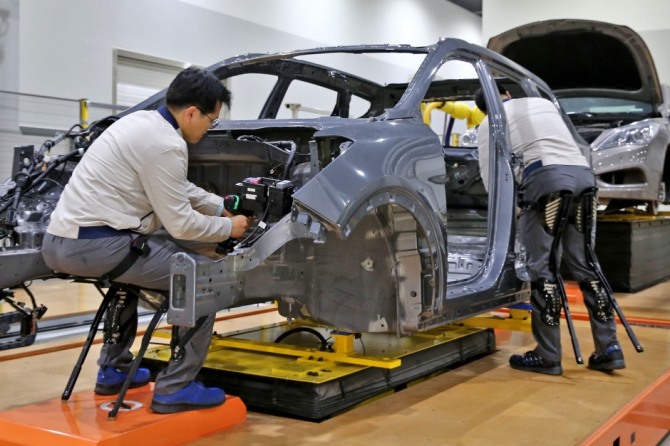 현대차가 산업용 웨어러블 로봇을 투입했다. 