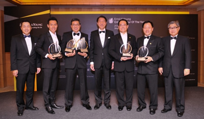 탄웨이벵(왼쪽에서 두 번째)은 2011년 언스트앤영에 의해 '올해의 기업가'로 선정됐다. 자료=SCMP