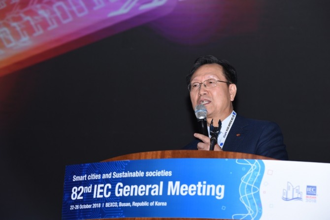 26일 열린 '제 82차 IEC 총회'에서 김종갑 한전 사장이 기조연설을 하고 있다. 사진=한국전력 