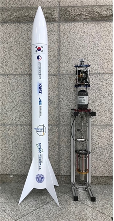 KAIST가 개발한 로켓 우리새2호와 내부 모습(사진=KAIST)