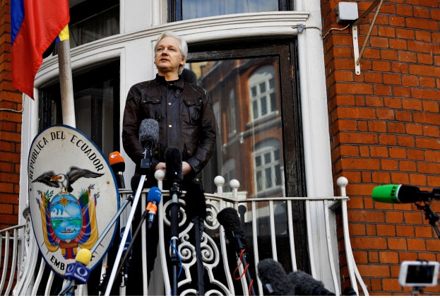 폭로사이트 '위키 리크스' 설립자 줄리안 어샌지가 영국 주재 에콰도르대사관 베란다에서 취재진들과 기자회견을 하고 있다. 사진=로이터/뉴스1