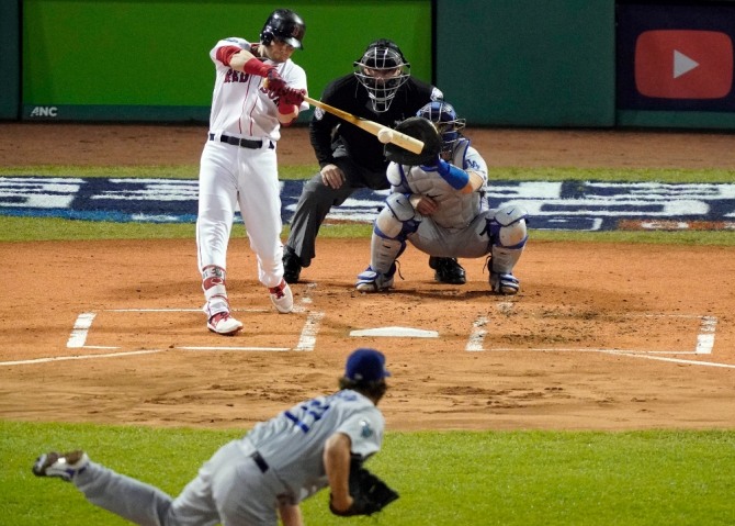보스턴의 펜웨이 파크에서 열린 LA 다저스와의 2018 메이저리그(MLB) 월드시리즈 1차전에서 1회말 다저스 에이스 클레이튼 커쇼를 상대로 안타를 때려내고 있다. 사진=뉴시스