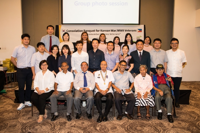 24일(현지시각) 필리핀 다바오 시(Davao City)에서 LIG넥스원 직원들이 국제구호개발단체 월드휴먼브리지와 함께 한국전 및 제2차 세계대전 참전용사와 가족 등 50여 명을 초청해 식사를 대접하고 감사의 뜻을 전하는 뜻깊은 행사를 마련했다. 사진=LIG넥스원 