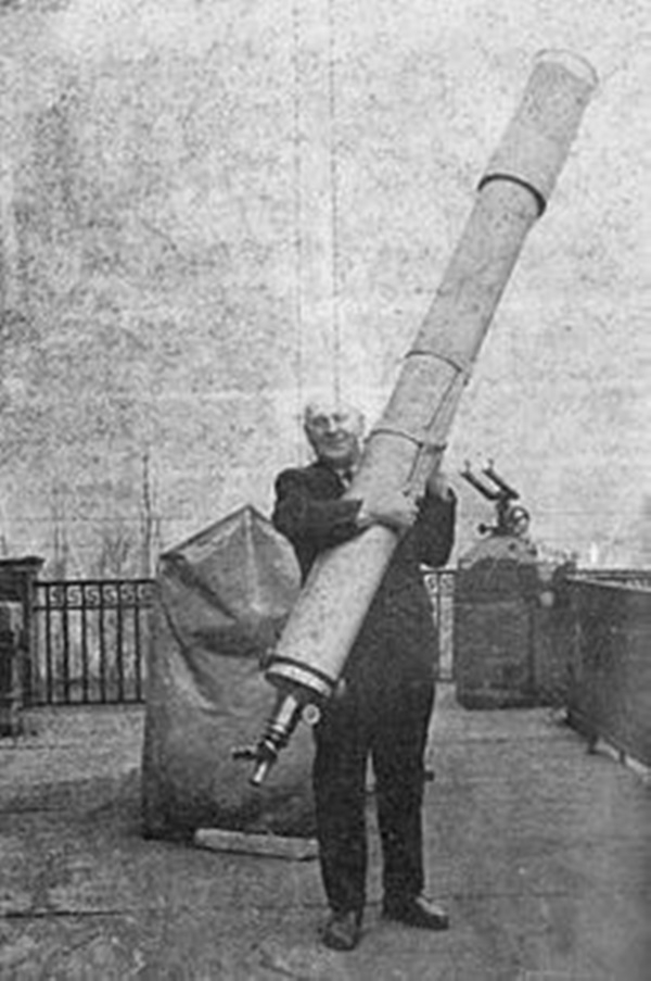 지난 1961년 지구 주변을 도는 먼지구름 위성의 존재를 처음 주장한 폴란드의 코르딜레브스키. 1964년 촬영한 사진이다. (사진=위키피디아)