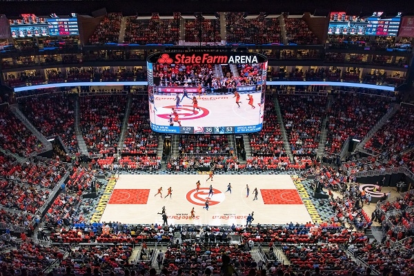 삼성전자가 미국 프로 농구(NBA)팀 '애틀랜타 호크스(Atlanta Hawks)'의 홈경기장인삼성전자가 '스테이트 팜 아레나(State Farm Arena)'에 스마트 LED 사이니지를 활용해 초대형 스크린을 설치했다. 사진=삼성전자. 