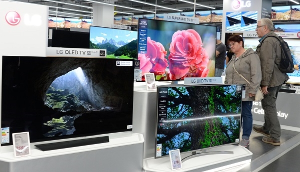 유럽 소비자들이 가전 매장에서 LG 올레드 TV를 살펴보는 장면.  사진=LG전자.