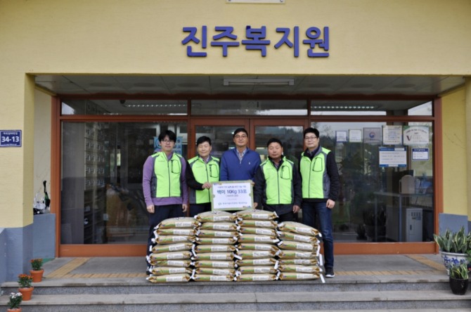 지난 26일 한국시설안전공단 직원들이 진주복지원을 방문해 쌀 33대를 전달하며 기념사진을 찍고 있다. 사진=한국시설안전공단