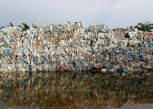 중국을 대신해 플라스틱 쓰레기를 수입해온 말레이시아가 향후 3년 이내에 단계적으로 플라스틱 쓰레기의 수입을 금지하기로 결정했다. 사진=로이터/뉴스1