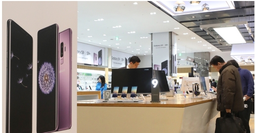 '단말기 완전자급제' 도입에 정부와 대리점은 서로의 견해 차이로 평행선 위를 달리고 있다.이런 와중에 26일 유영민 장관의 발언은 미묘한 변화의 기류로 읽힌다. (사진=뉴시스)