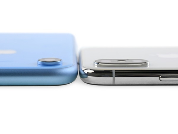 아이폰XR(왼쪽)은 LCD사용에 따라 아이폰XS보다 두꺼워졌다.(사진=아이픽스잇)