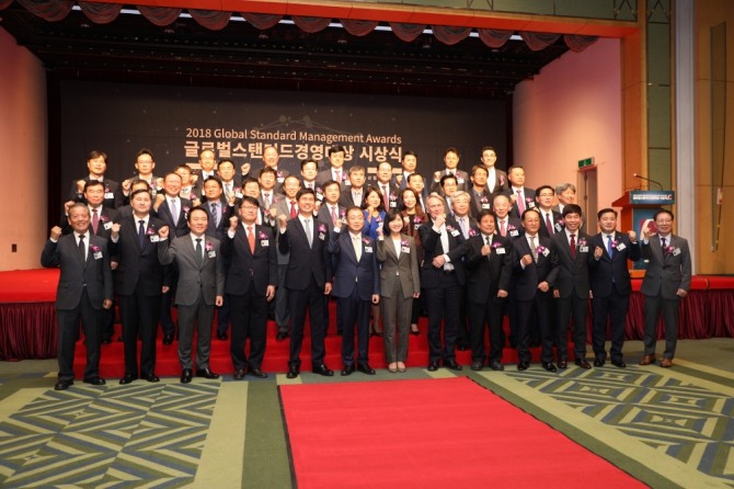 31일 열린 '2018 글로벌스텐다드 경영대상' 시상식에서 수상자들이 단체사진을 찍고 있다. 사진=한전KDN