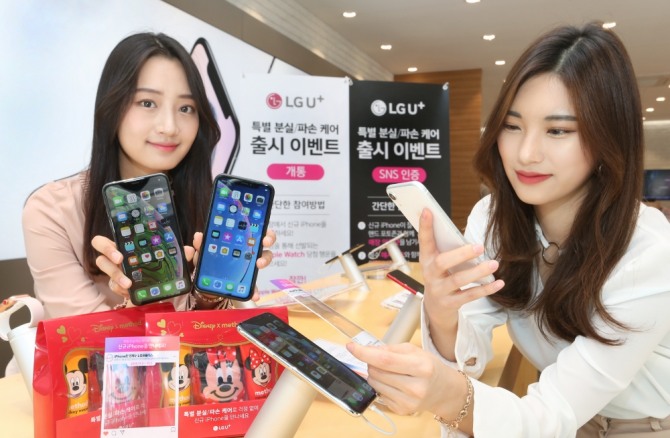 LG유플러스는 오는 2일 애플의 iPhone XS, iPhone XS Max, iPhone XR, Apple Watch Series 4를 출시하고 이를 기념해 다양한 온·오프라인 프로모션 행사를 선보인다고 밝혔다.