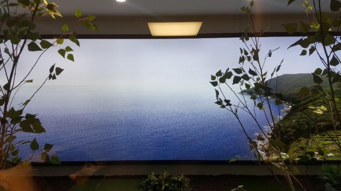  실내에서 보이는 외부전경(가상). 부산 오션시티 푸르지오는 바다와 중리산을 모두 누릴 수 있는 자연친화적 입지로 실 거주와 별장 개념으로 동시에 관심을 받고 있다. 사진=전안나 기자.