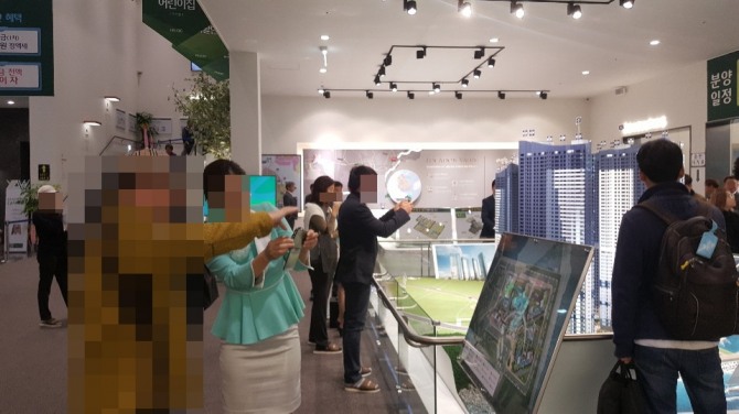 대우건설이 야심차게 내 놓은 부산오션시티 푸르지오 견본주택관을 찾은 시민이 안내원에게 구체적인 사항들을 질문하고 있다. 사진=전안나 기자.