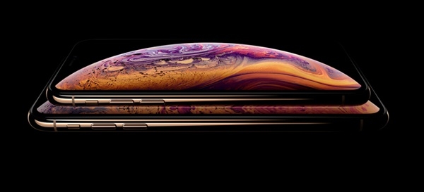 애플이 오는 2020년에나 5G폰을 내놓을 계획인 것으로 알려졌다. 사진은 최신 발표돼 26일 국내 출시된 아이폰XS (사진=애플)