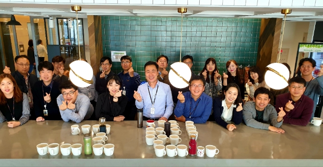 2일 서울 종로구 SK서린빌딩에서 친환경 캠페인에 참여한 SK구성원들이 텀블러와 머그컵으로 ‘그린’ 이라는 글자를 만든 뒤 촬영하고 있다. 사진=SK   