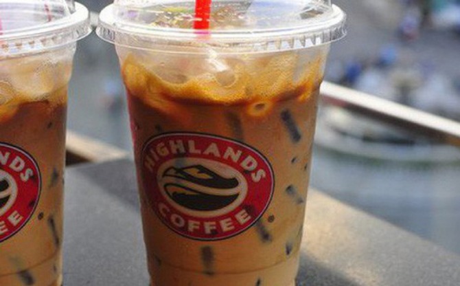 하이랜드 커피 체인이 스타벅스와 커피빈, 콩커피를 넘어 베트남 최고 커피로 등극했다.