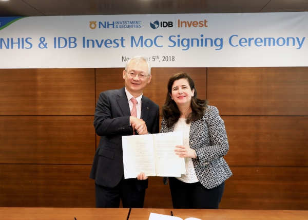 NH투자증권 정영채 사장(왼쪽)이 5일 여의도 본사에서 IDB Invest의 헤마 사크리스탄(Gema Sacristán) 최고운용책임자(CIO)와 양자협력서를 체결하고 있다.
